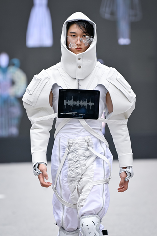 Mute Protocol-(음소거된 존재)